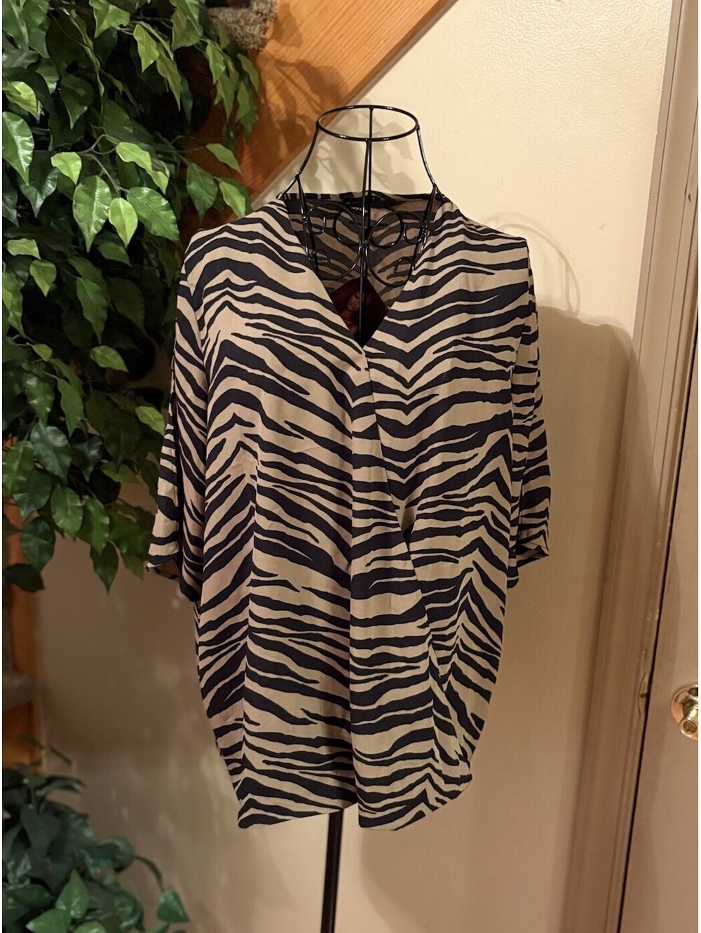 IMAN Global Chic Tiger Print V-Neck Crossover Cold Shoulder Blouse Size M